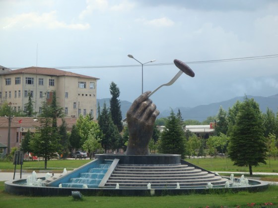 İnegöl'ün girişindeki dev köfte heykeli